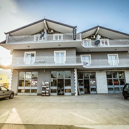 Ninkovic Otel Trebin Dış mekan fotoğraf