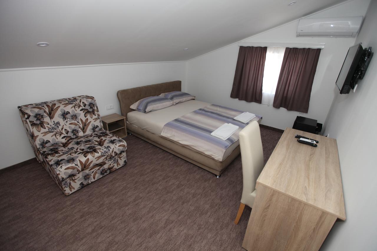 Ninkovic Otel Trebin Dış mekan fotoğraf