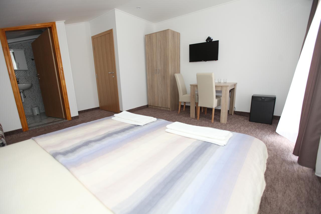 Ninkovic Otel Trebin Dış mekan fotoğraf