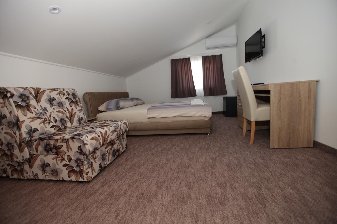 Ninkovic Otel Trebin Dış mekan fotoğraf