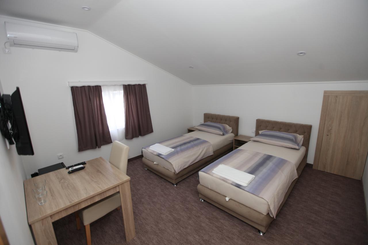 Ninkovic Otel Trebin Dış mekan fotoğraf