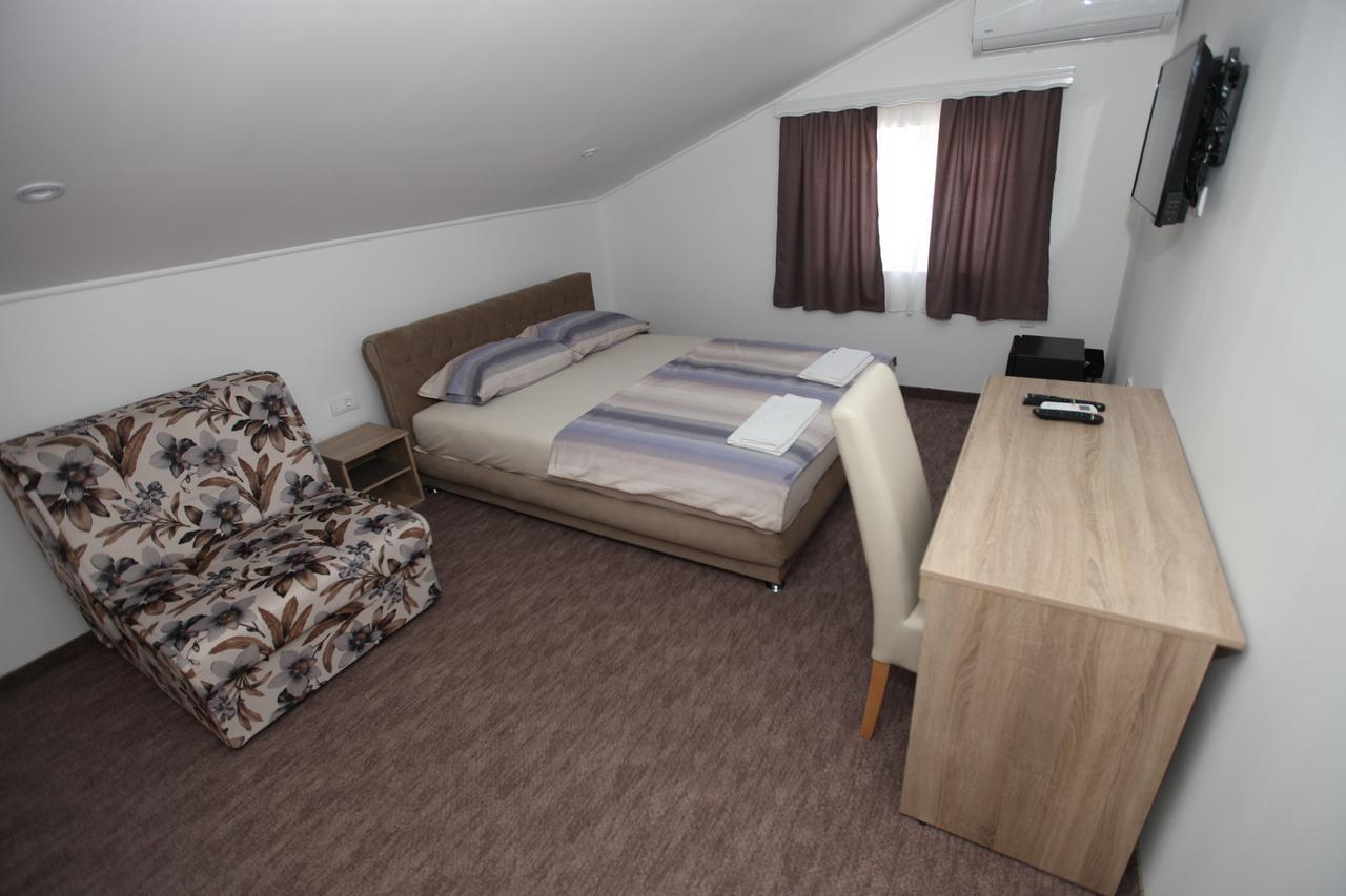 Ninkovic Otel Trebin Dış mekan fotoğraf